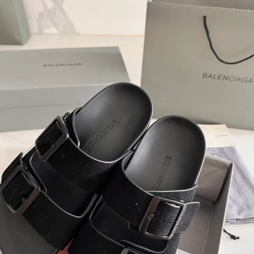 👟👟Ex-factory price 420👟👟 BALENCIAGA Balenciaga sunday mule Birkenstock series Balenciaga’s design style has always been obvious, dark, motorcycle, exaggerated and unusual. This pair of Birkenstocks worn by demna early in the morning are from the s👟👟factory price ring24 series. They have vague five fingers. They are cute and naive and very special. They take into account the concave shape and can also be worn daily. ▪Fabric: cowhide/suede ▪Inner: black cowhide ▪Wrapped leather platform/combination rubber outsole ▪Increased by 3cm ▪Adjust the loose pin buckle on the outside and embossed BALENCIAGA letters ▪Code number: 35-44 (women’s size 40, men’s size 45, customized)
